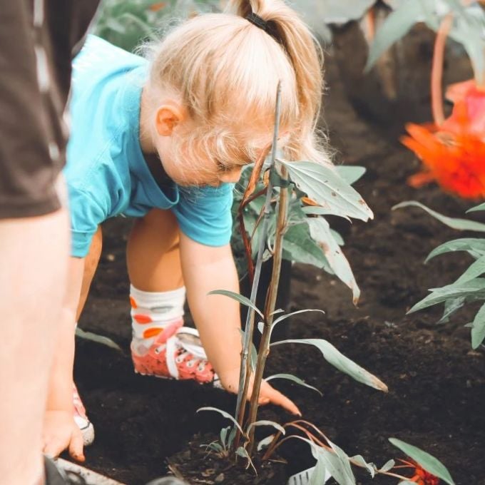 Petite fille qui fait du jardinage