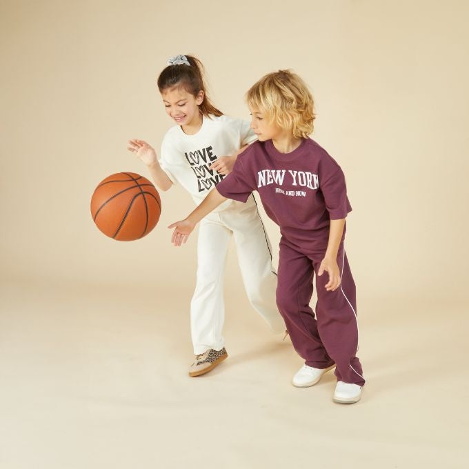 Deux enfants jouant au basket